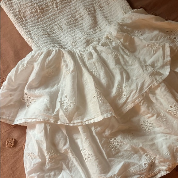 Elegant White Strapless Dress - Picture 3 of 4